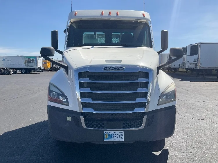 2020 Freightliner Cascadia in Phoenix, AZ — photo 2