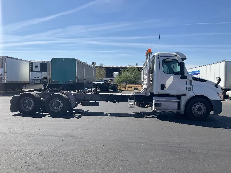 2020 Freightliner Cascadia in Phoenix, AZ — photo 8