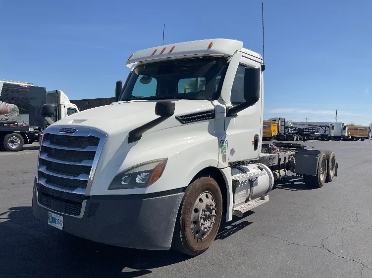 2020 Freightliner Cascadia in Phoenix, AZ — photo 3