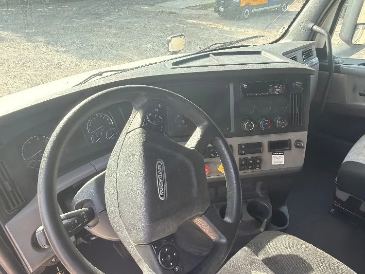 2020 Freightliner Cascadia in Dallas, TX — photo 10