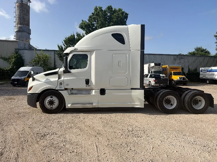 2020 Freightliner Cascadia in Dallas, TX — photo 4