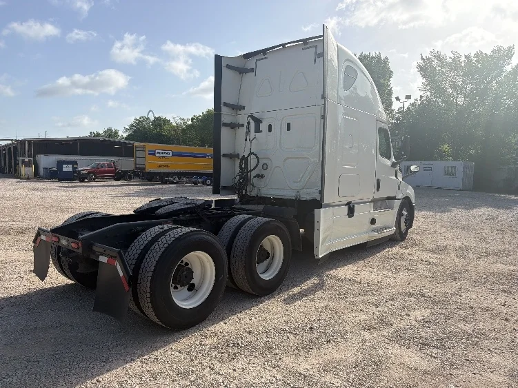2020 Freightliner Cascadia in Dallas, TX — photo 7