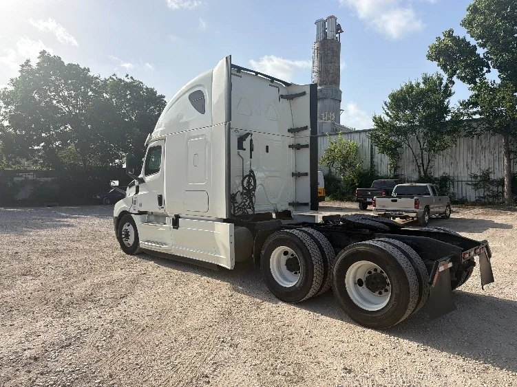 2020 Freightliner Cascadia in Dallas, TX — photo 5