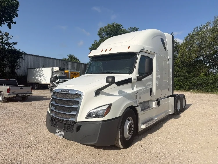 2020 Freightliner Cascadia in Dallas, TX — photo 3