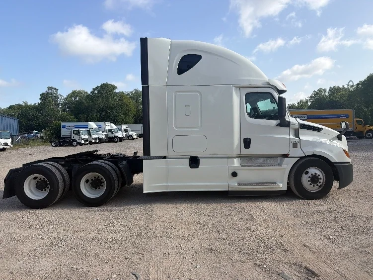 2020 Freightliner Cascadia in Dallas, TX — photo 8