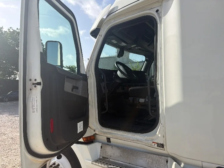 2020 Freightliner Cascadia in Dallas, TX — photo 9