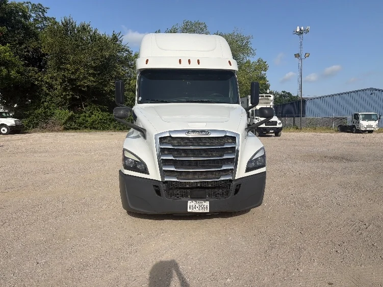 2020 Freightliner Cascadia in Dallas, TX — photo 2
