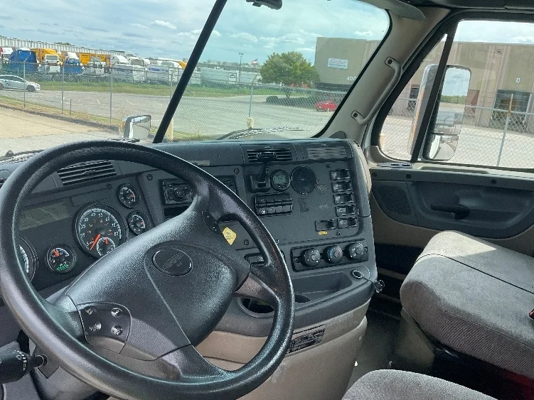 2017 Freightliner Cascadia - image 10