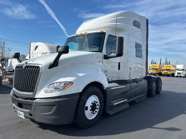 2023 International LT - image 3