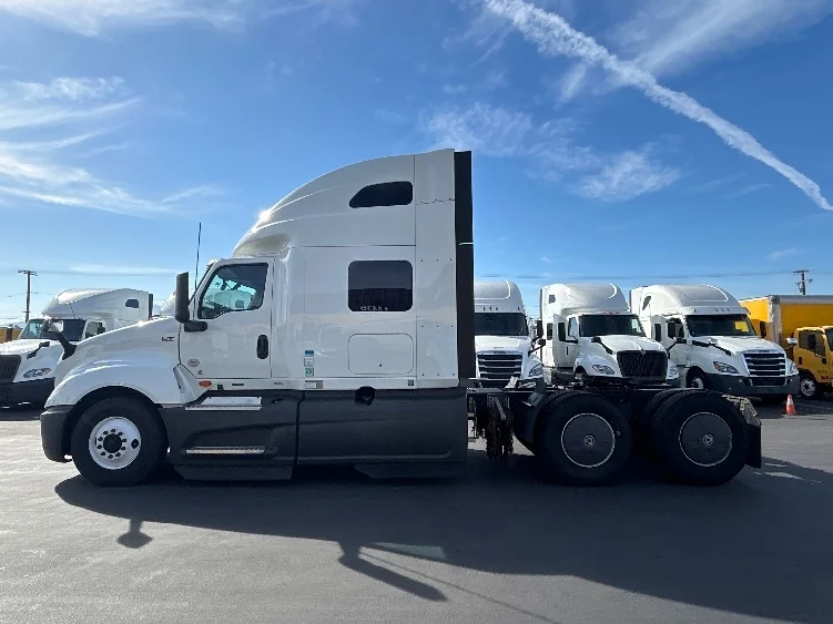 2023 International LT - image 4