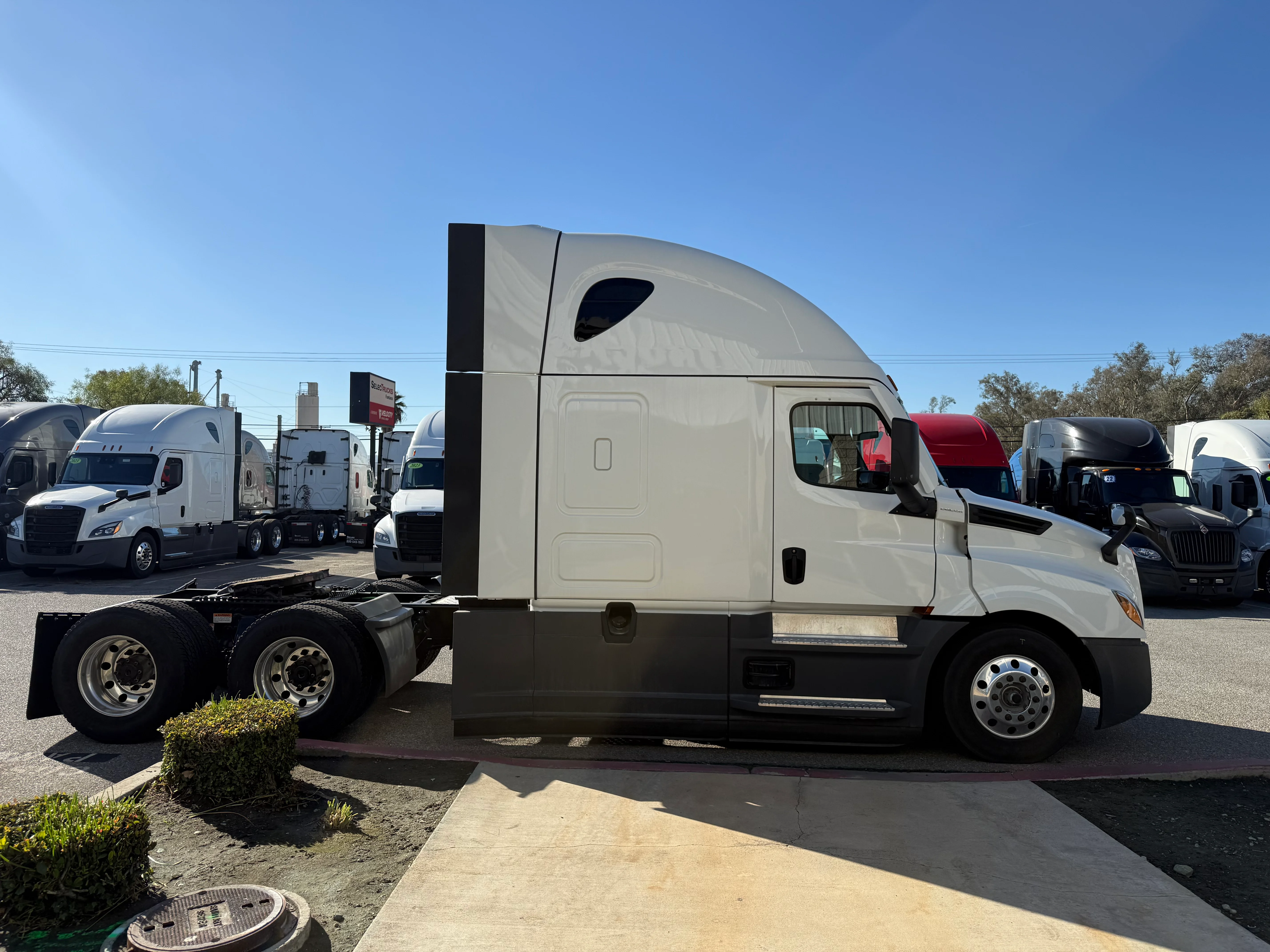 2023 Freightliner Cascadia in Selectrucks Fontana, CA — photo 8