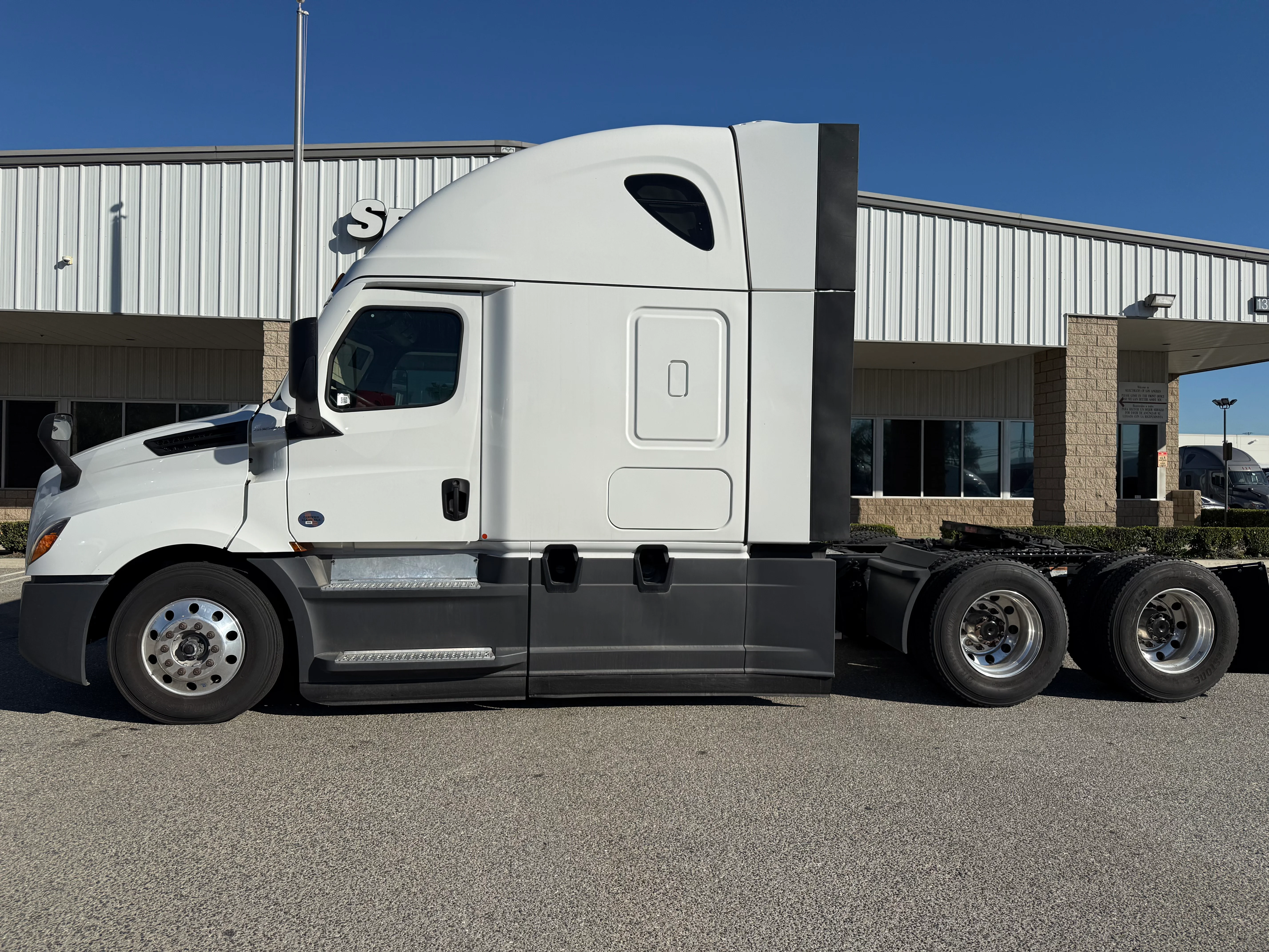 2023 Freightliner Cascadia in Selectrucks Fontana, CA — photo 3