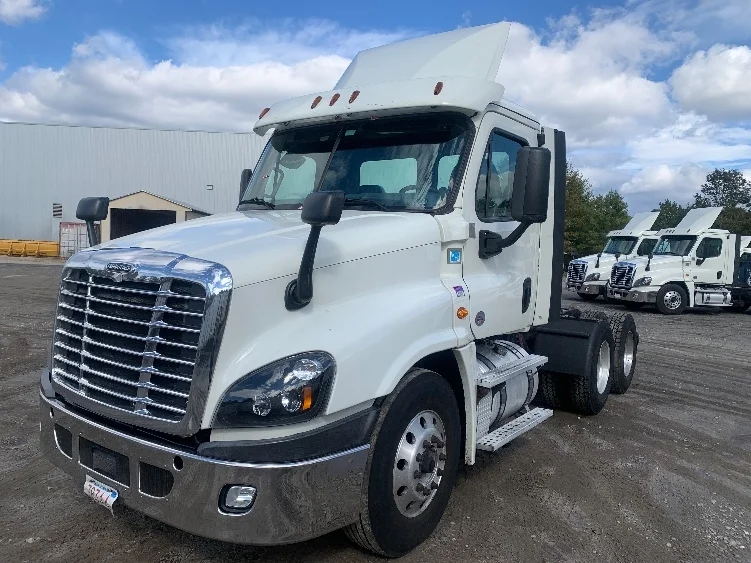 2019 Freightliner Cascadia - image 3