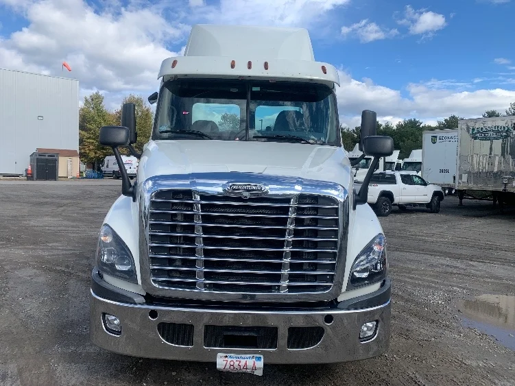 2019 Freightliner Cascadia - image 2