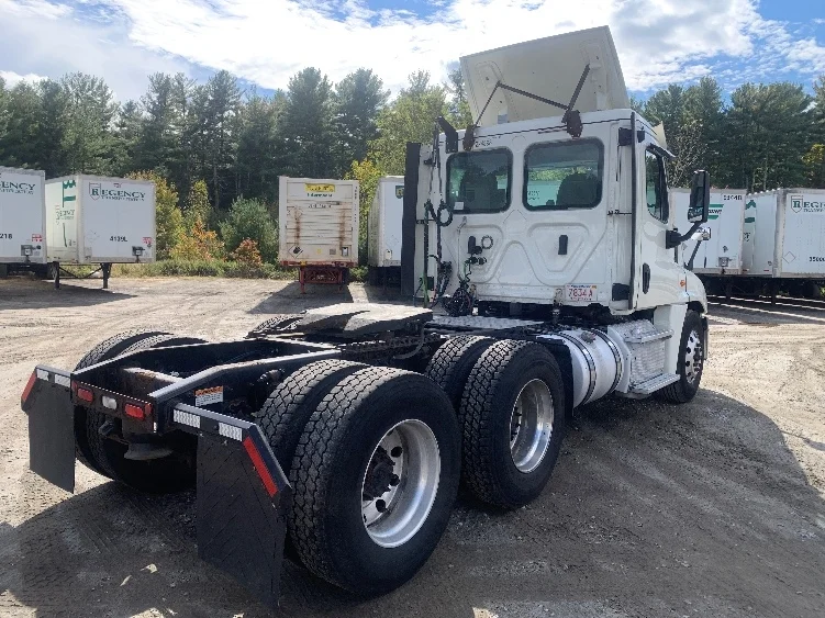 2019 Freightliner Cascadia - image 7