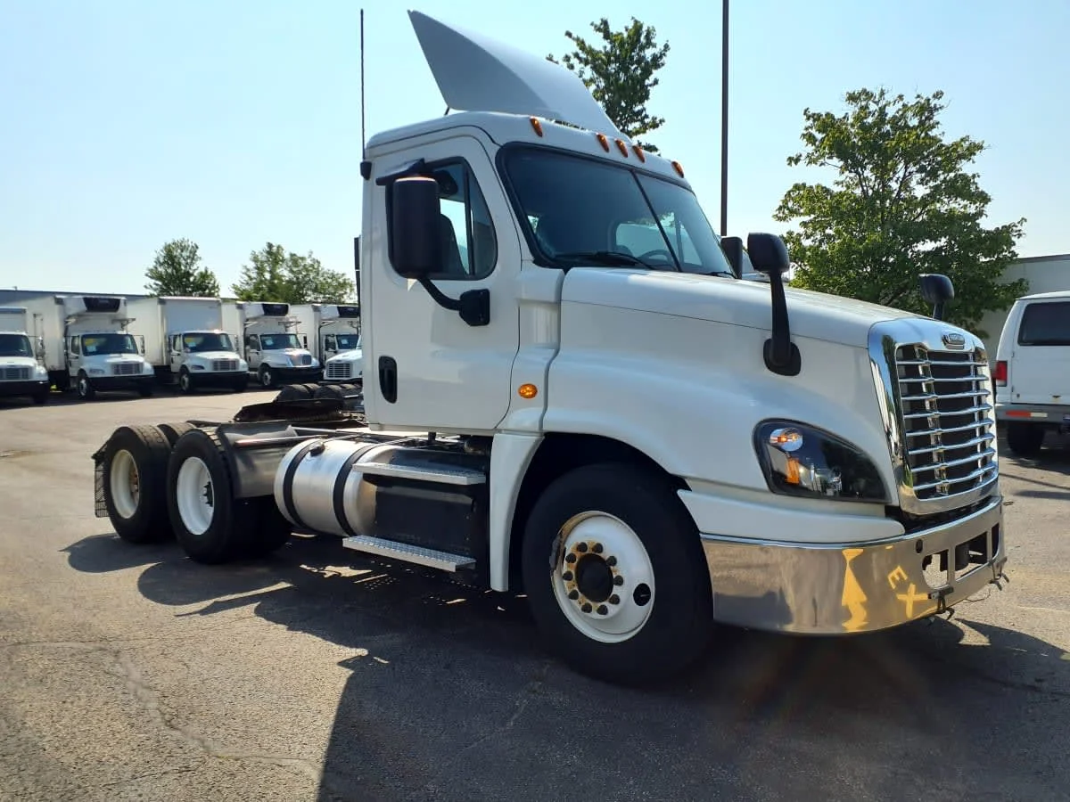 2018 Freightliner Cascadia in Bolingbrook, IL — photo 3