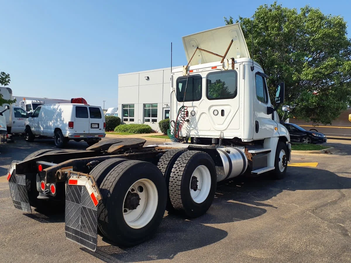 2018 Freightliner Cascadia in Bolingbrook, IL — photo 4