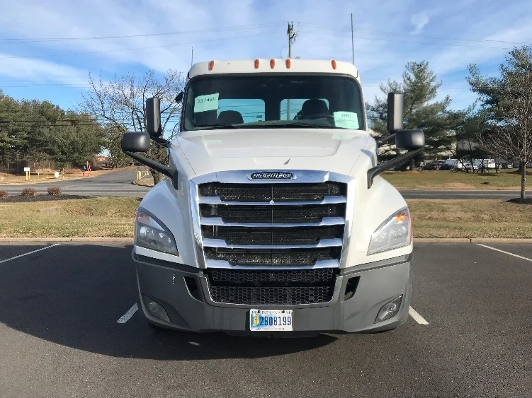 2019 Freightliner Cascadia in Bensalem, PA — photo 2