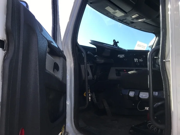 2019 Freightliner Cascadia in Bensalem, PA — photo 9