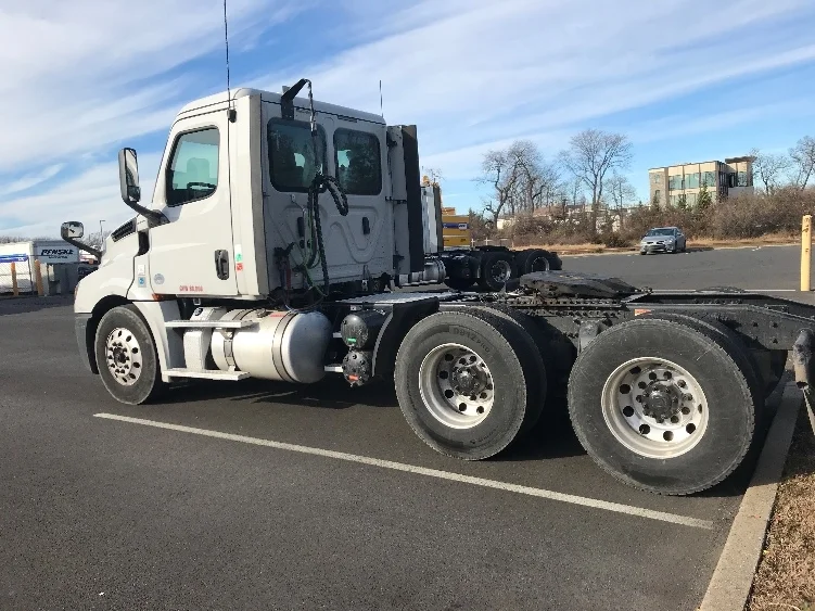 2019 Freightliner Cascadia in Bensalem, PA — photo 5
