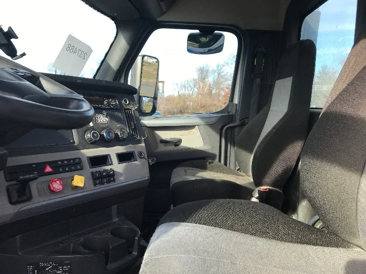 2019 Freightliner Cascadia in Bensalem, PA — photo 10