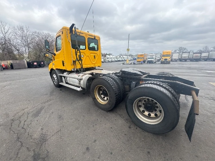 2019 Freightliner Cascadia in Eden, MD — photo 5