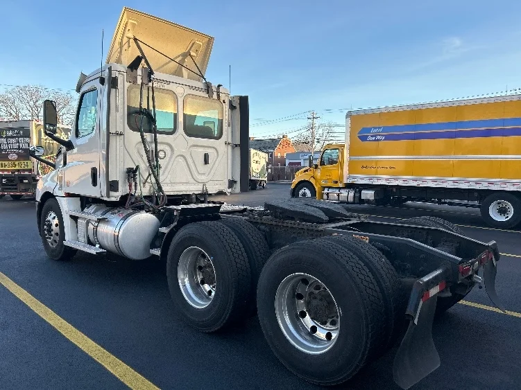2020 Freightliner Cascadia in Braintree, MA — photo 5