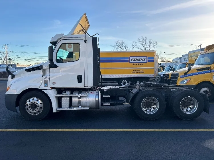 2020 Freightliner Cascadia in Braintree, MA — photo 4