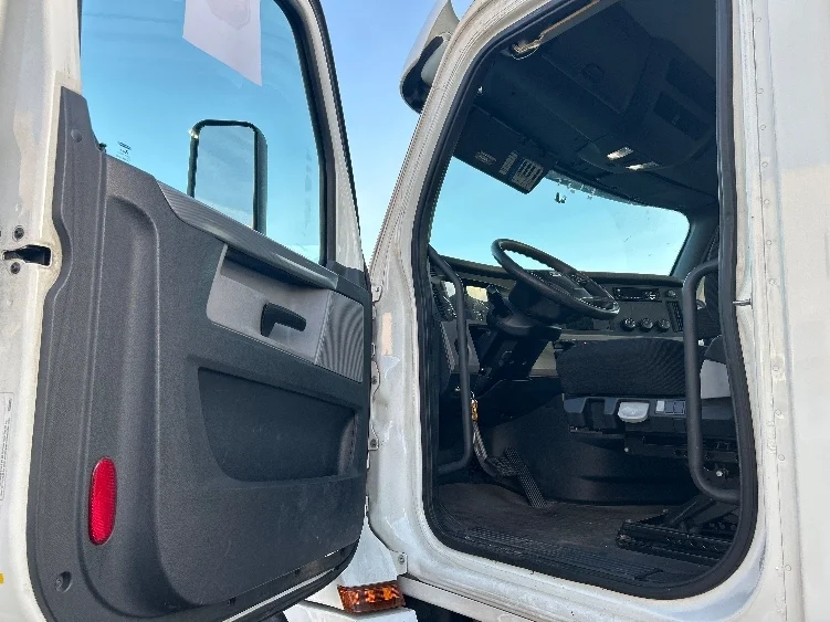 2020 Freightliner Cascadia in Braintree, MA — photo 9