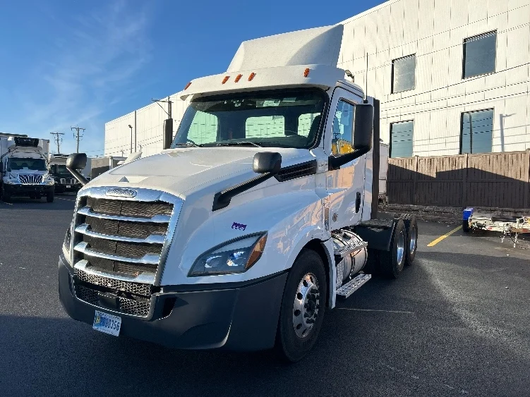 2020 Freightliner Cascadia in Braintree, MA — photo 3