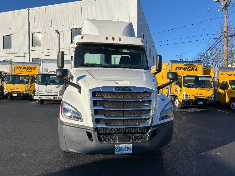 2020 Freightliner Cascadia in Braintree, MA — photo 2