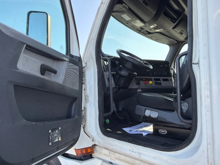 2020 Freightliner Cascadia - image 9