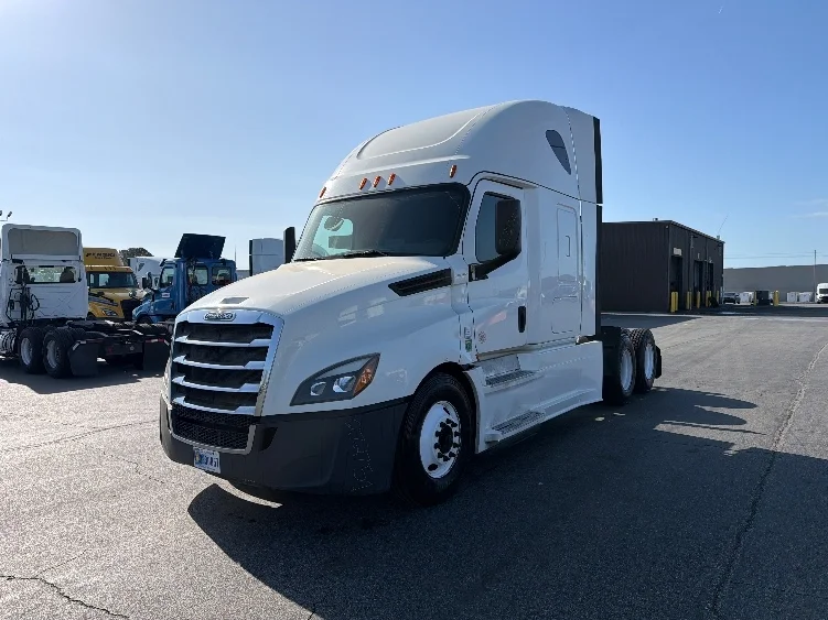 2020 Freightliner Cascadia - image 3