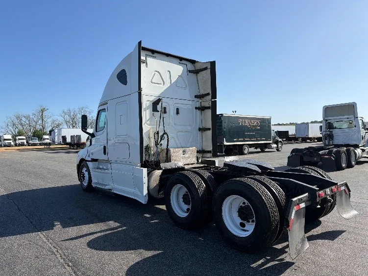 2020 Freightliner Cascadia - image 5