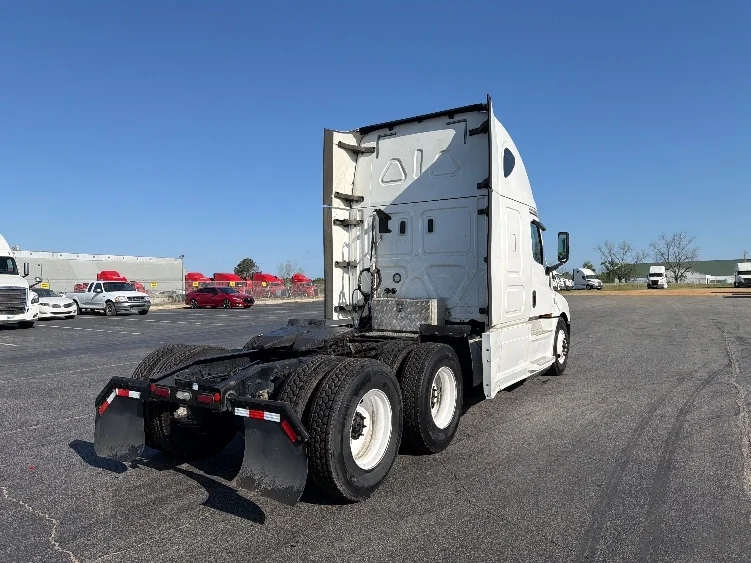 2020 Freightliner Cascadia - image 7