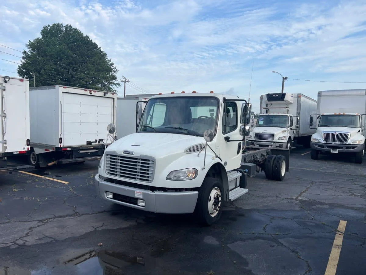 2020 Freightliner M2 106 - image 3