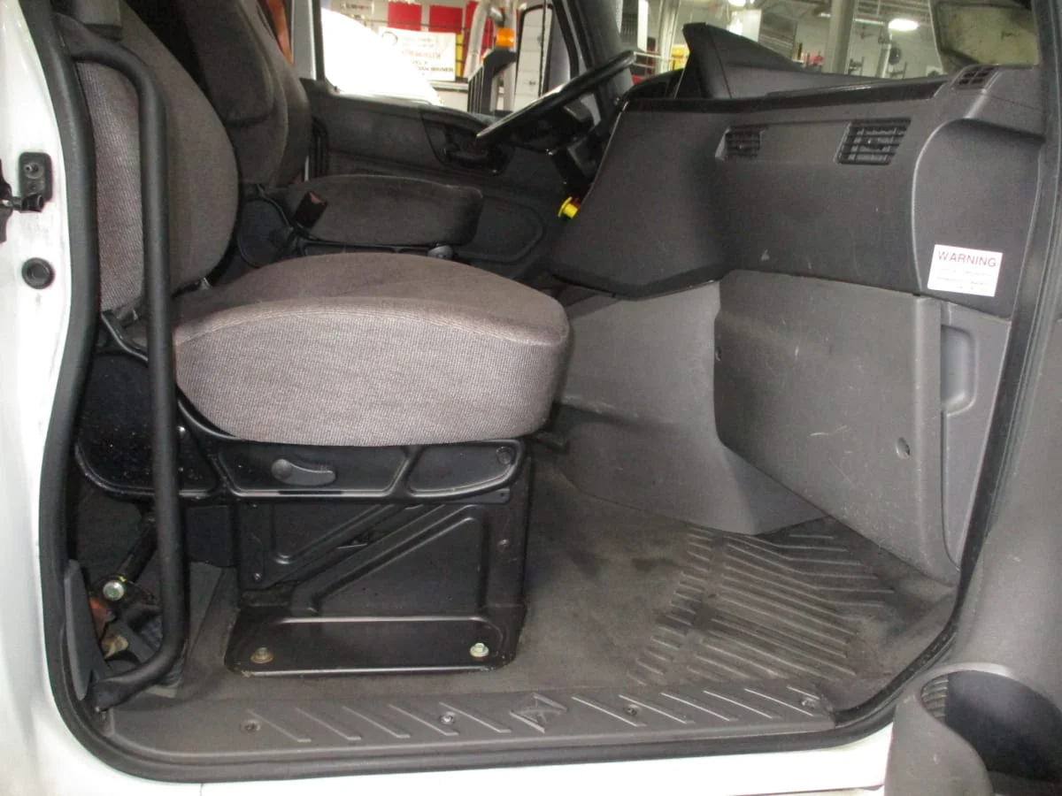 2019 International LT - image 13