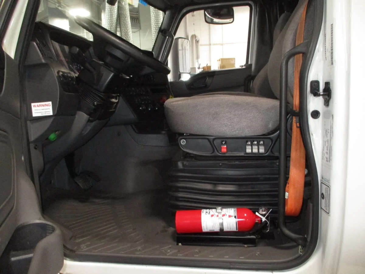 2019 International LT - image 11