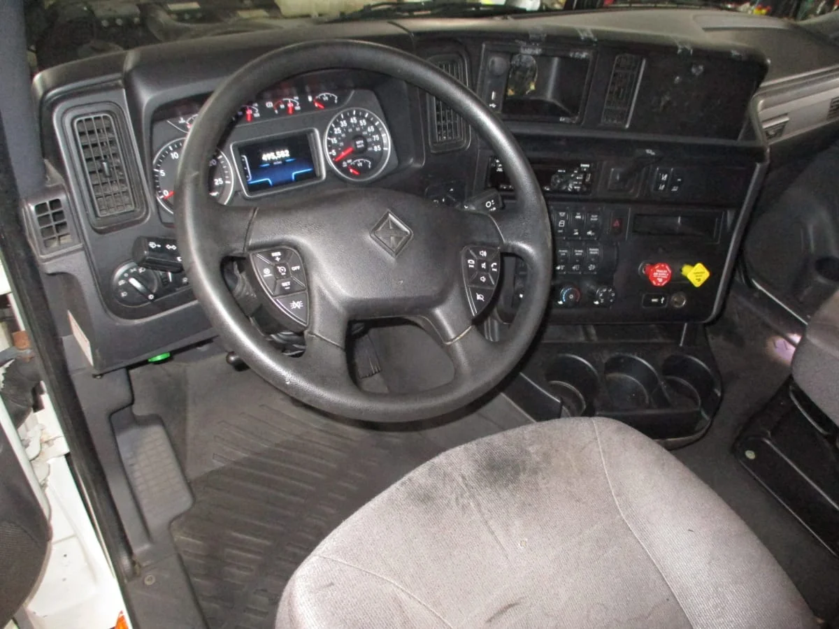 2019 International LT - image 7