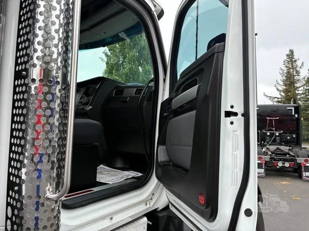2024 Kenworth T880 in Portland, OR — photo 28