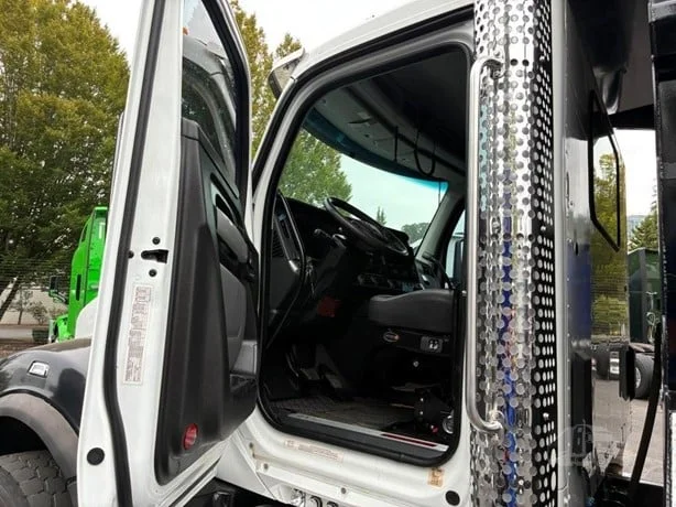 2024 Kenworth T880 in Portland, OR — photo 26