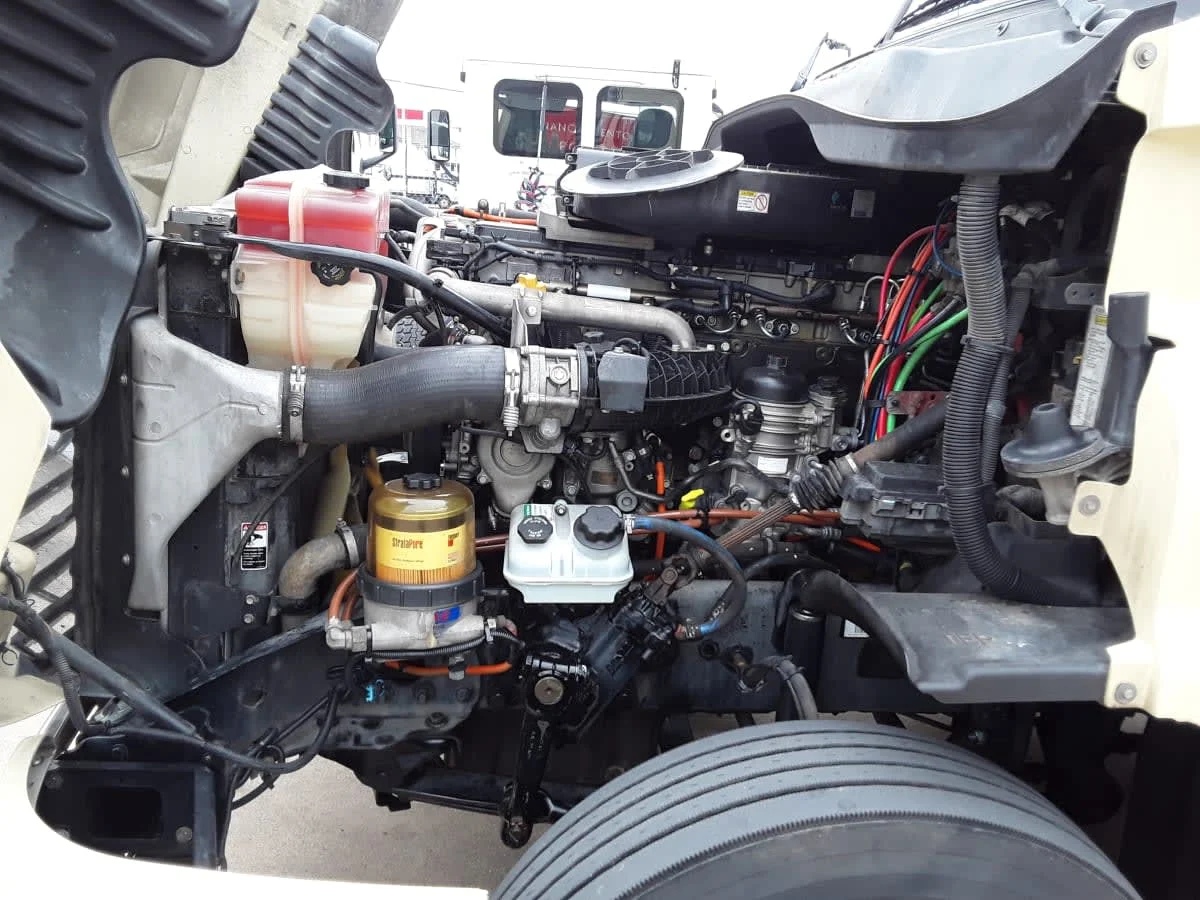 2016 Freightliner Cascadia - image 8