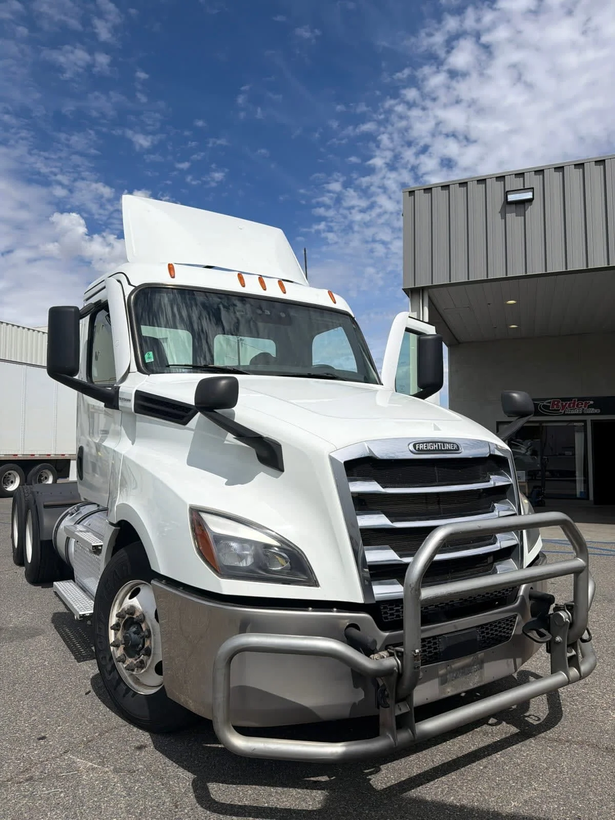 2021 Freightliner Cascadia - image 3