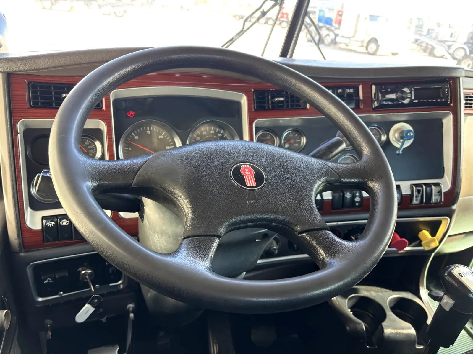 2007 Kenworth T800 - image 16