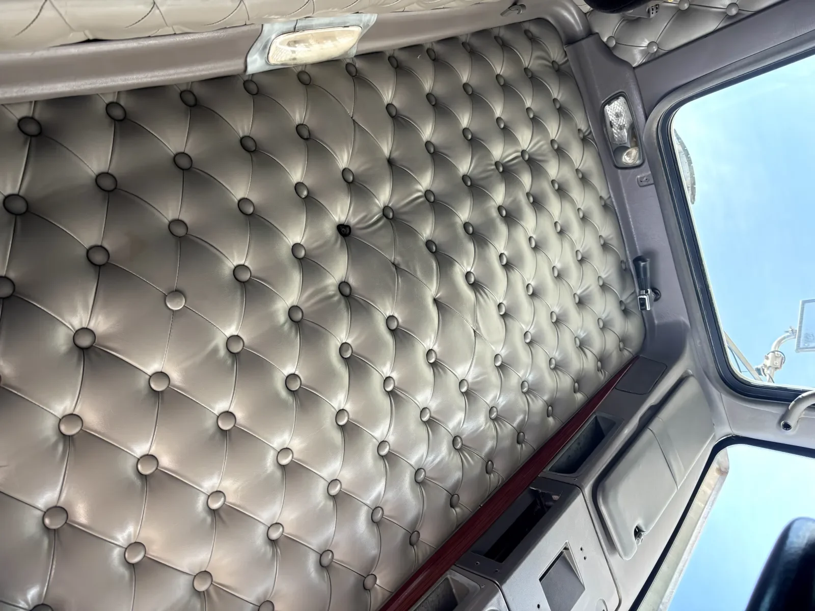 2007 Kenworth T800 - image 19