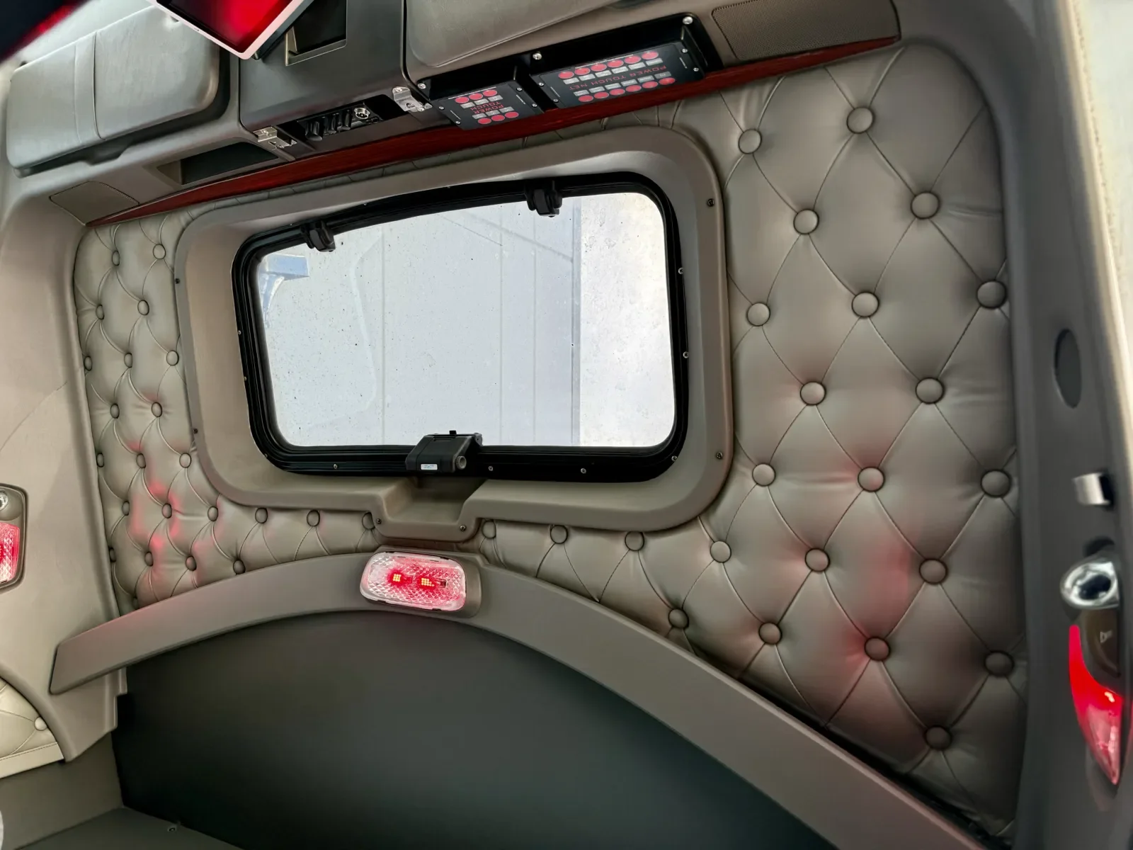 2011 Kenworth T800 - image 37