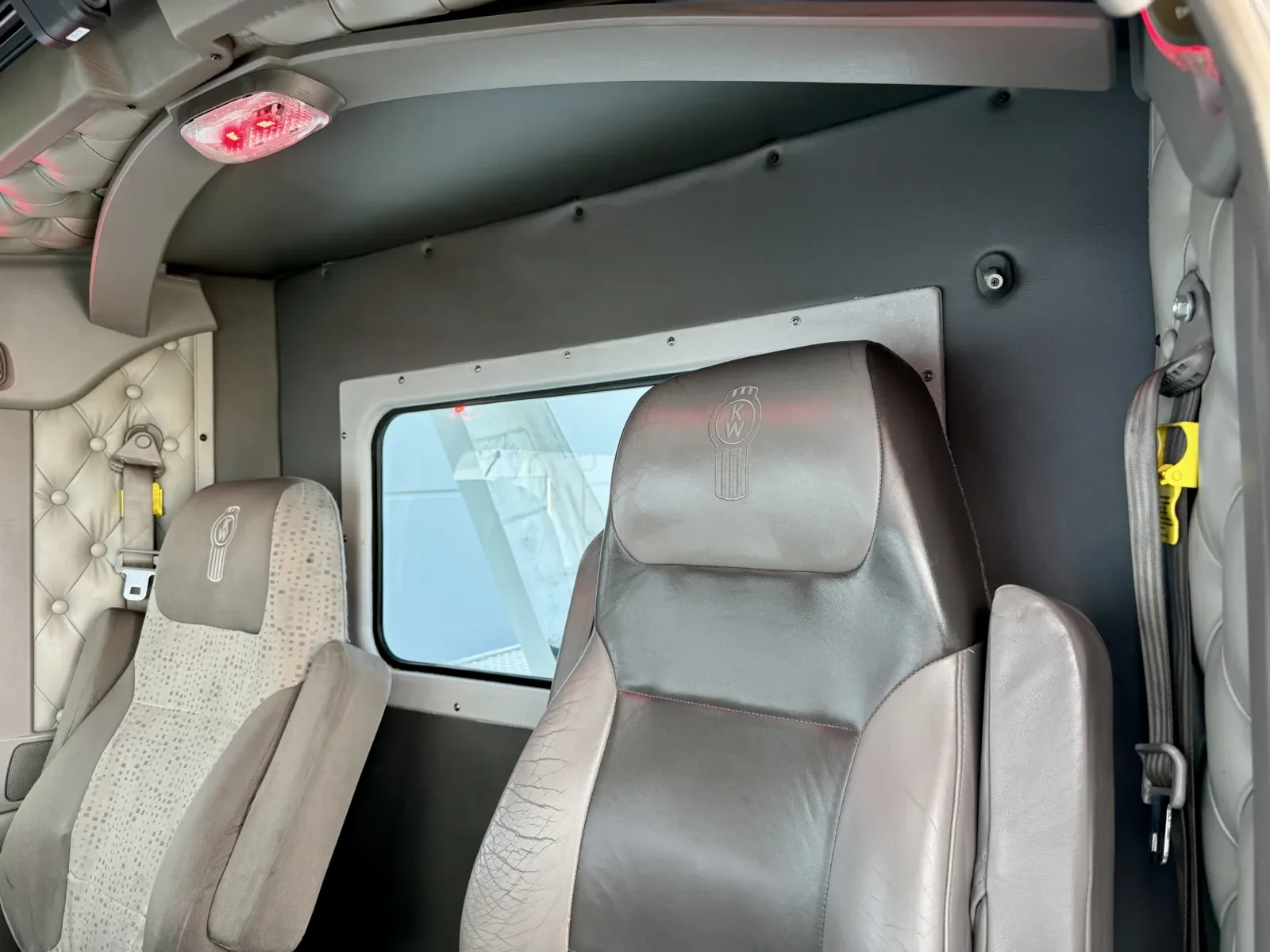 2011 Kenworth T800 - image 36