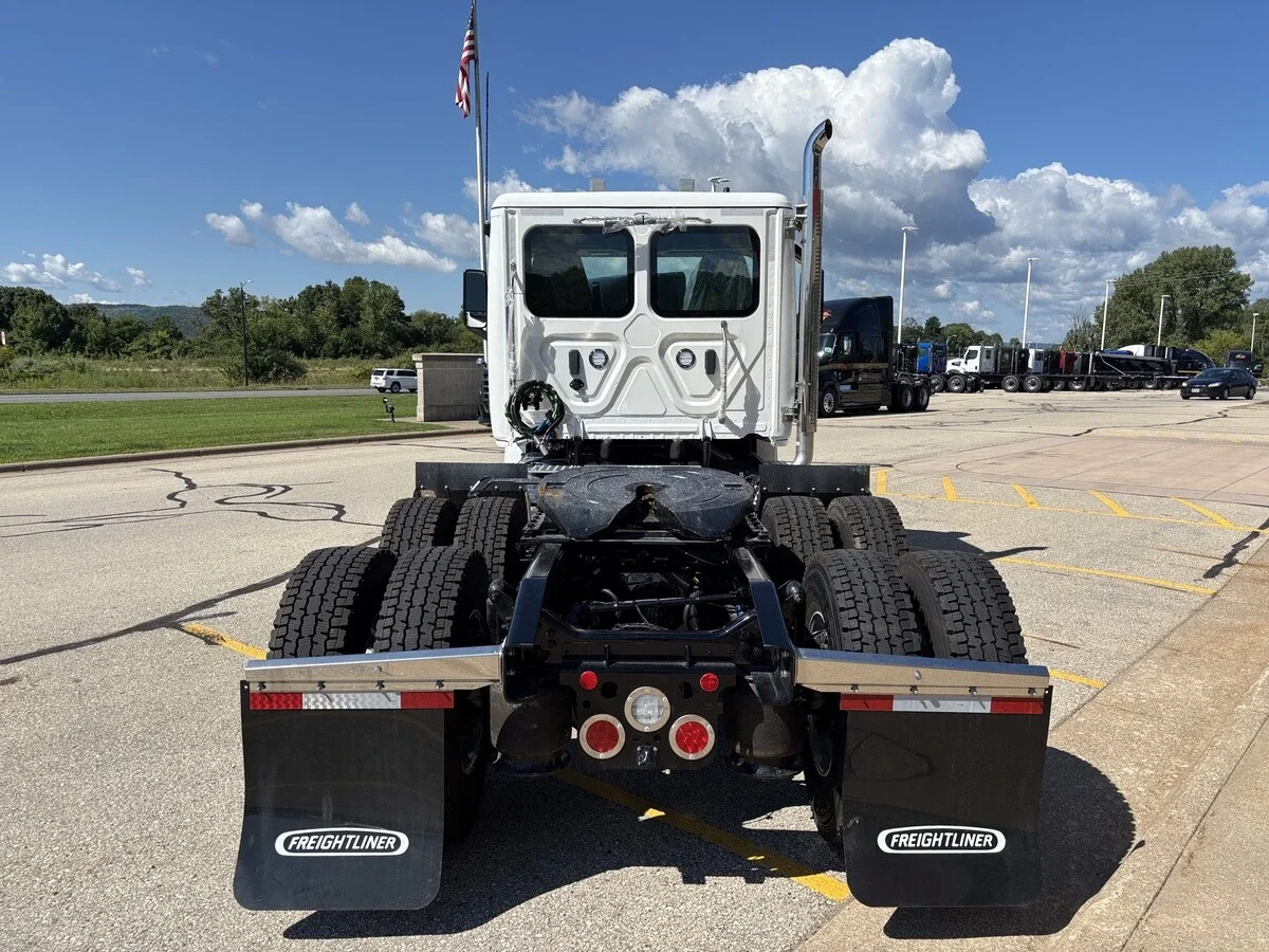2027 Freightliner Cascadia — photo 6