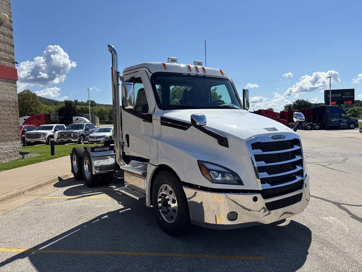 2027 Freightliner Cascadia — photo 3