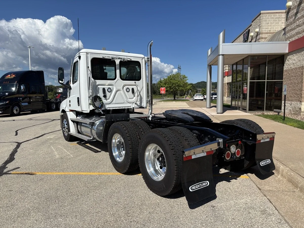 2027 Freightliner Cascadia — photo 7